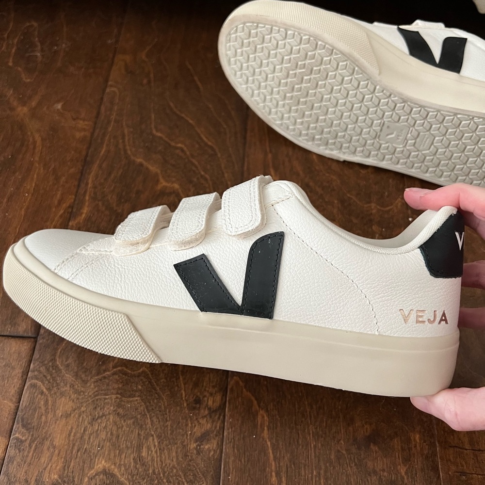 Veja Recife Leather low top sneaker
